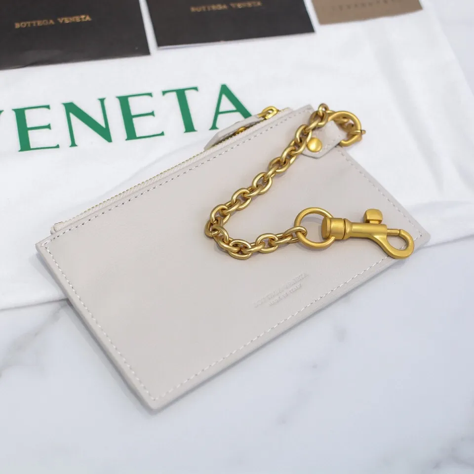 🔥🔥The counterattack of the popular Bottega Veneta started with this series of cloud bags, which went viral in the fashion circle and started a craze! Out of stock, out of stock, out of stock... One piece is hard to find, super hard to buy, regardless of age, season, or occasion. Very classy. Really, if you carry this on the road, it will turn heads! This is also the reason why this series is so expensive. Large size: 38*20*8.5cm [Big clouds and large grid weaving]